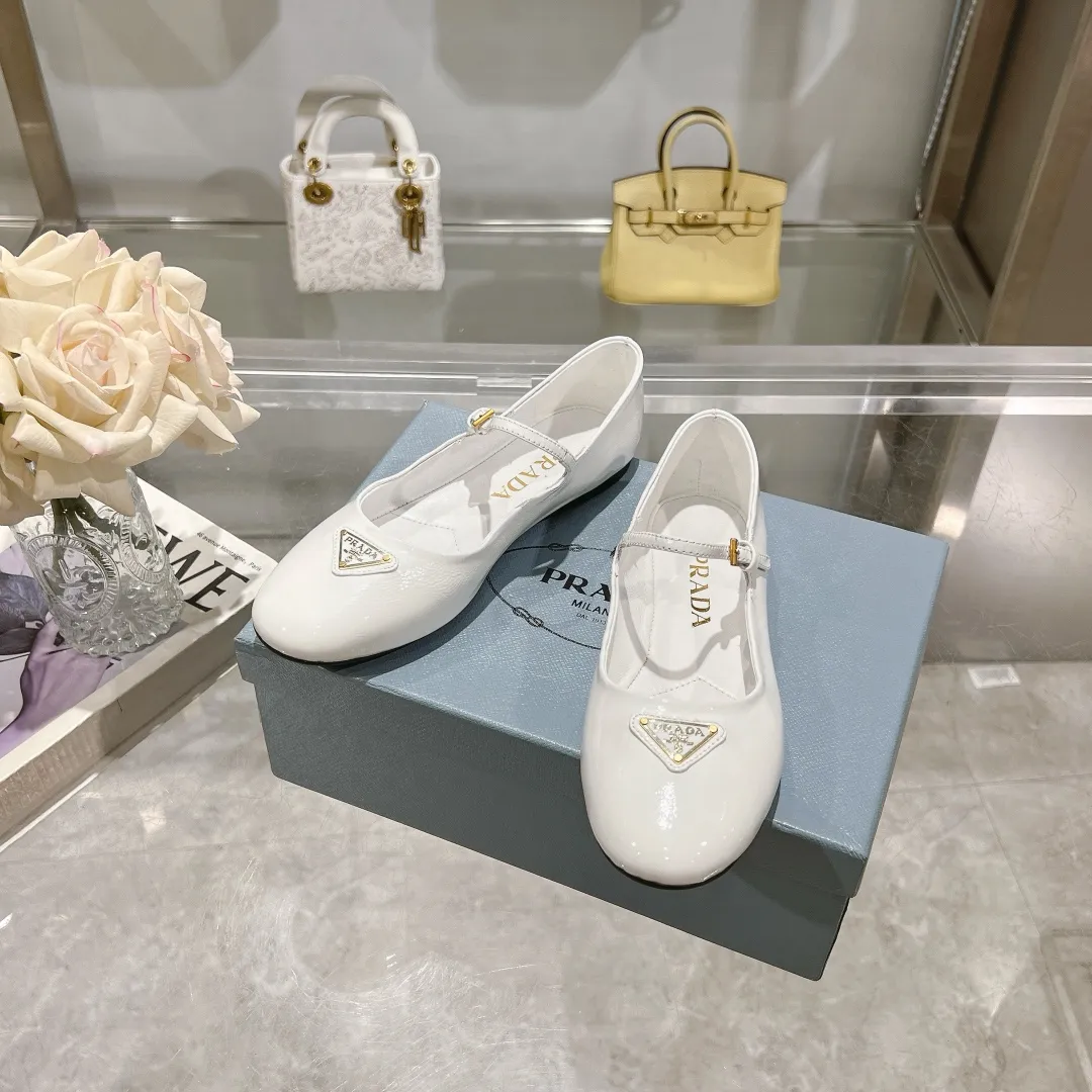 👟👟Ex-factory price 440👟👟 🔥🔥✨Prada/Prada 2024ss spring and summer new products are now available🌟 Mary Jane flat ballet shoes Soft and comfortable, recommended by major bloggers in Little Red Book, proper college style ➕Commuting 1-1 development Round-head golden triangle button Fabric: patent leather, sheepskin, silk fabric Sheepskin lining code number: 35 to 40 (41 is custom-made and cannot be returned or exchanged)